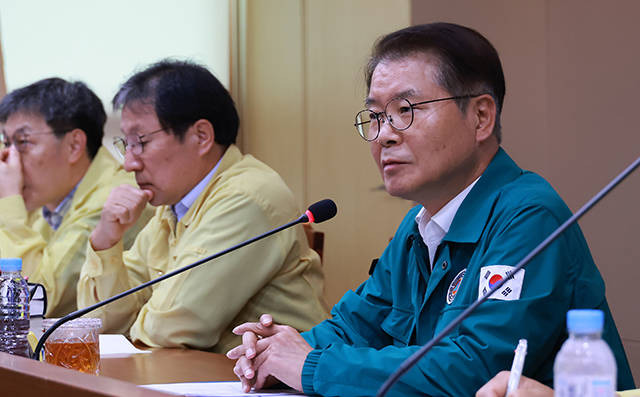 이정식 고용노동부 장관이 17일 오후 서울 중구 서울지방고용노동청에서 '집중호우 대응 긴급 확대간부회의'를 주재하고 있다./고용노동부