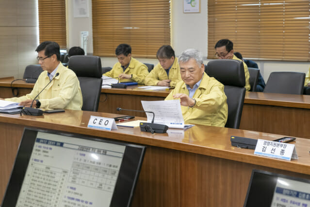 김회천 한국남동발전 사장(오른쪽)이 17일 오전 진주 본사에서 개최한 집중호우 상황점검회의에서 자료를 살펴보고 있다.