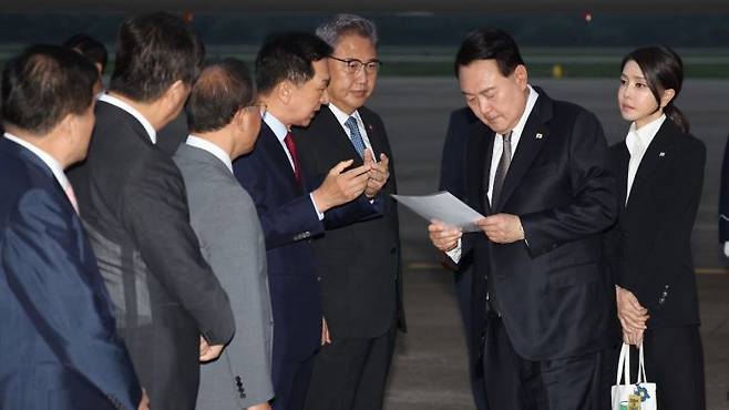 리투아니아에서 열린 북대서양조약기구(NATO·나토) 정상회의 참석과 폴란드·우크라이나 방문을 마친 윤석열 대통령이 17일 성남 서울공항을 통해 귀국, 김기현 국민의힘 대표가 준비한 수해 관련 자료를 살펴보며 대화하고 있다. [이미지출처=연합뉴스]