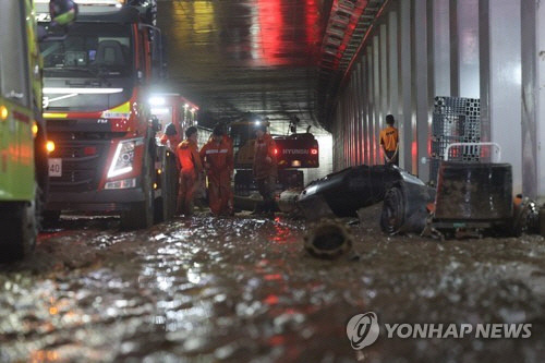 미호천 제방 유실로 침수된 충북 청주시 오송읍 궁평2지하차도에서 16일 밤 해양 경찰 등 구조대원들이 수색 작업을 하고 있다. [청주=연합뉴스]