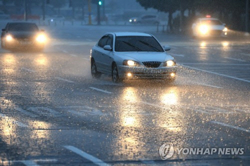 박지호 기자 = 8일 오전 제주국제공항 진입로에 장맛비가 쏟아지고 있다. [제주=연합뉴스]