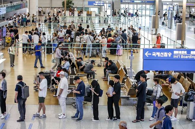 지난 2일 인천국제공항 제1여객터미널 출국장이 여행객들로 붐비고 있다. 사진=뉴시스