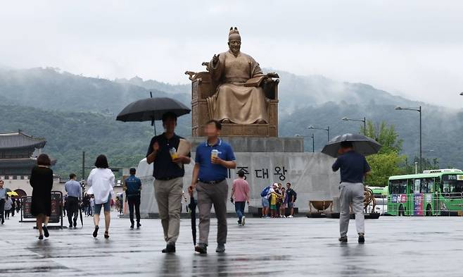 초복인 지난 11일 서울 종로구 북악산 위로 비 구름이 지나가고 있다. 연합뉴스