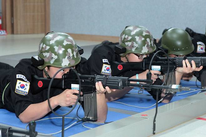 영진전문대 항공정비부사관과 학생들이 전투 사격 시뮬레이터 실습에 참여한 모습. 영진전문대 제공