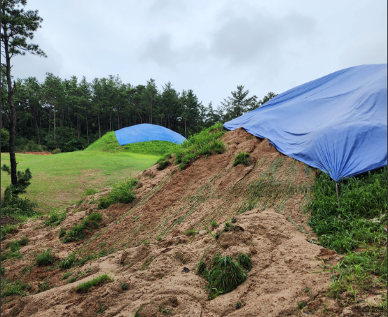 연일 이어진 폭우로 사면이 유실된 부여 왕릉원 모습. 문화재청 제공