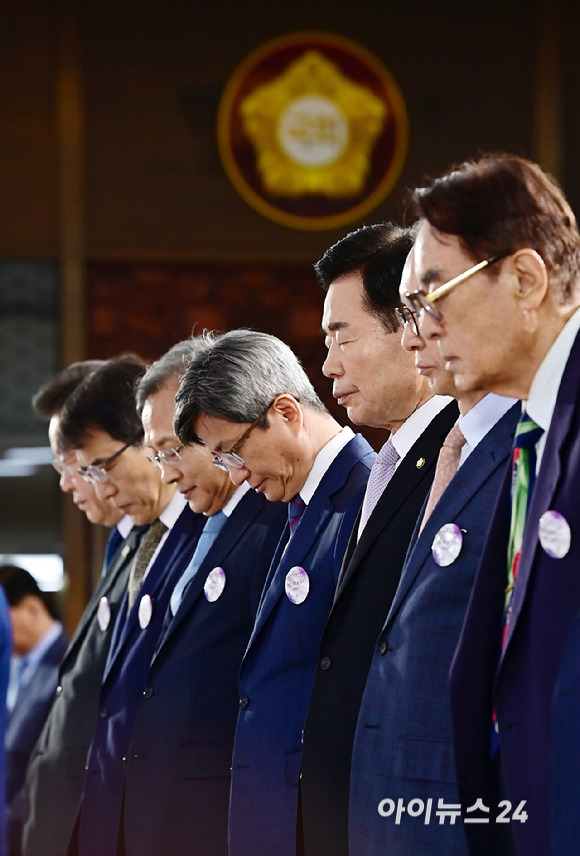 김진표 국회의장(우측에서 세번째), 김명수 대법원장, 유남석 헌법재판소장, 노태악 중앙선거관리위원회위원장, 이재명 더불어민주당 대표 등 참석자들이 17일 오전 서울 여의도 국회에서 열린 제75주년 제헌절 경축식에서 묵념을 하고 있다. [사진=곽영래 기자]