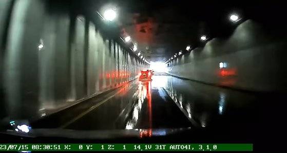 터널 출구가 보인다. 아직 노면에는 물이 많지 않다. 사진 유튜브 캡처