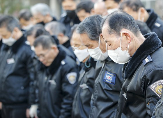 지난 3월 20일 오전 경비원 사망사건이 발생한 서울 강남구 대치동의 한 아파트 앞에서 열린 '故 대치동 아파트 경비노동자 추모 기자회견'에서 경비노동자들이 희생자를 추모하며 묵념하고 있다. 뉴스1