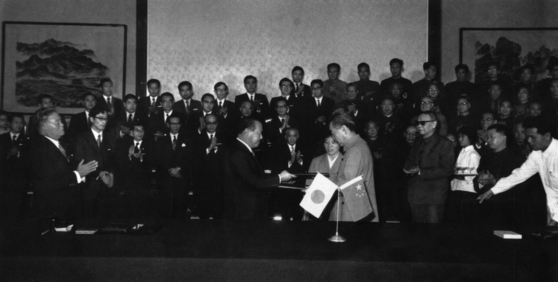 1972년 9월 29일 오전, 연합성명에 서명을 마친 저우언라이와 다나카. [사진 김명호]