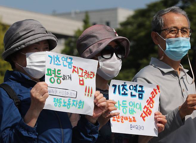 2021년 10월1일 국회 앞에서 노년알바노조 조합원들이 차별 없는 기초연금 촉구 기자회견을 하고 있다. 김창길 기자