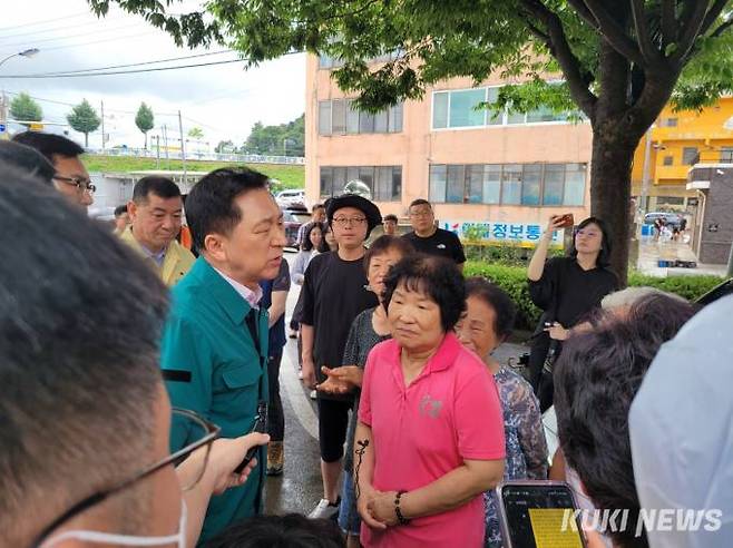 김기현 국민의힘 대표가 17일 충남 공주에서 수해를 입은 주민들을 격려하고 있다. 사진=안소현 기자