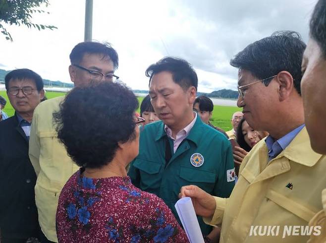 김기현 국민의힘 대표가 17일 충남 청양의 농민들을 만나 위로의 말을 전하고 있다.   사진=안소현 기자   