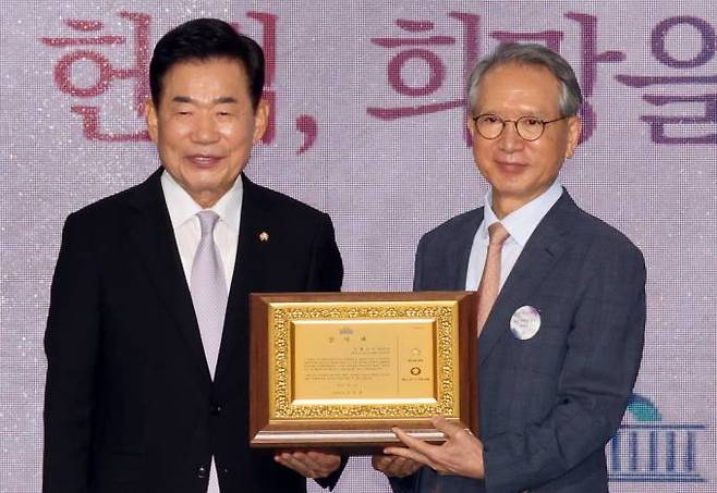 김진표 국회의장이 17일 국회에서 열린 제75주년 제헌절 경축식에서 김형오 전 의장에게 감사패를 전달하고 있다.