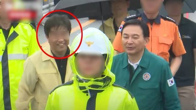 오송 지하차도 침수 사고에서 충청북도 공무원이 원희룡 국토교통부 장관 옆에서 웃고 있다. 보배드림 갈무리