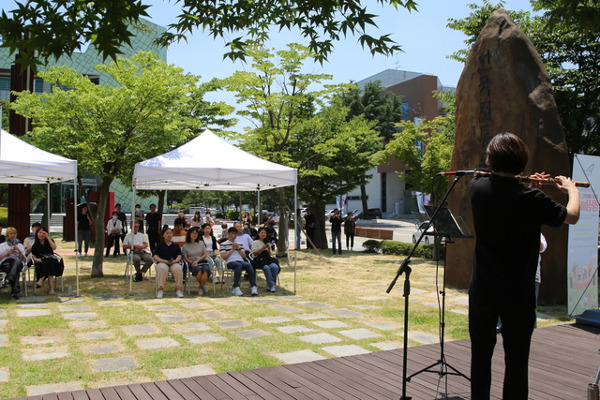 지난달 9일 전주시민들이 한국전통문화전당 야외 특설무대에서 진행된 점심 버스킹 ‘잠시 쉬어가도 괜찮아’ 공연을 관람하고 있다. 한국전통문화전당 제공