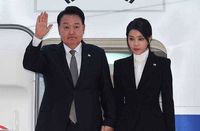 리투아니아에서 열린 북대서양조약기구(NATO·나토) 정상회의와 폴란드·우크라이나 방문을 마친 윤석열 대통령이 17일 성남 서울공항을 통해 귀국, 공군 1호기에서 내리며 인사하고 있다. 연합뉴스