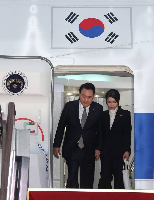 리투아니아·폴란드·우크라이나 순방을 마친 윤석열 대통령과 김건희 여사가 17일 성남 서울공항을 통해 귀국, 공군 1호기에서 내리고 있다. 연합뉴스