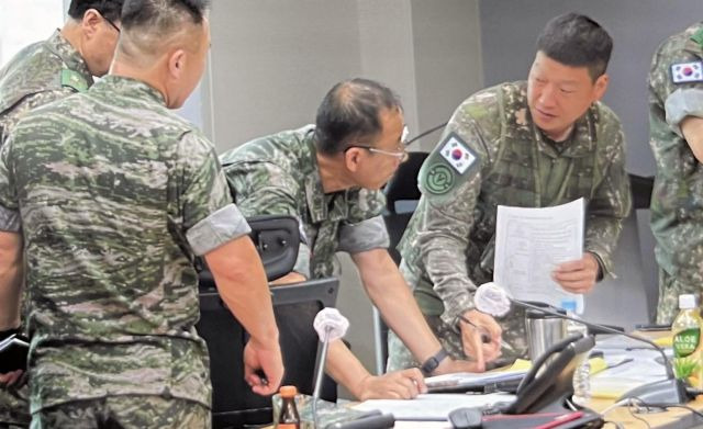 17일 경북 예천에서 해병대 1사단 신속기동부대 관계자들이 예천군 관계자들과 복구 회의를 하고 있다. 해병대 1사단 제공