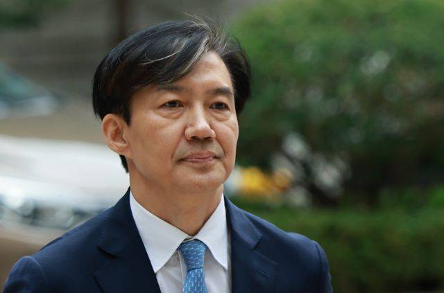 '자녀 입시비리·감찰무마 의혹'으로 재판에 넘겨진 조국 전 법무부 장관이 17일 서울 서초구 서울고법에서 열린 항소심 첫 공판에 출석하고 있다. 연합뉴스