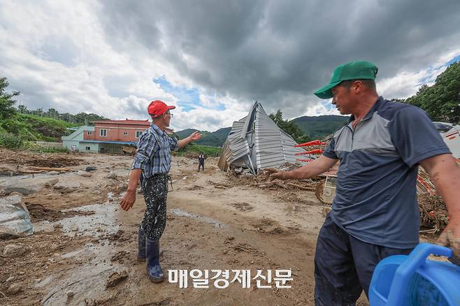 17일 경북 예천군 산사태 피해 현장에서  주민들이  실종자 수색 작업및 복구작업을 하고 있다. 2023.7.17[이충우기자]