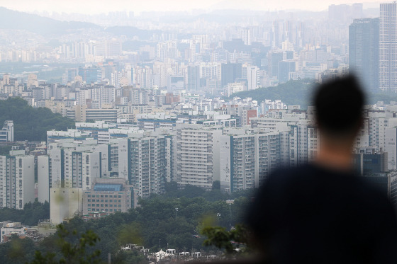 17일 부동산 정보제공 업체 '부동산R114'가 발표에 따르면 올해 2분기 평균 청약 경쟁률은 지난 1분기보다 2배 이상 오른 11대 1을 기록했다. 같은 기간 서울의 평균 청약경쟁률은 49.5 대 1로 서울을 중심으로 하는 청약 쏠림 현상이 이어졌다. 오는 3분기 서울은 강남3구 등 규제지역의 신규 물량에 기대가 모이는 상황이나 지방은 각종 리스크 장기화 시 악영향이 불가피할 것으로 보인다./사진=뉴시스