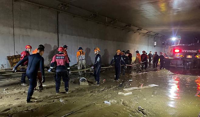 17일 해양경찰청 중앙해양특수구조단 대원들이 폭우로 침수된 충북 청주 오송읍 궁평2 지하차도에서 소방 등 관계기관과 실종자 수색을 하고 있다. [연합]