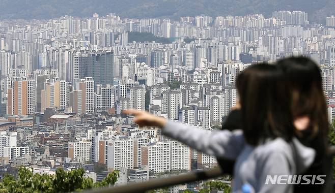 17일 서울부동산정보광장에 따르면 올해 1분기 서울 아파트 분양·입주권 거래량은 55건이었는데 2분기에는 210건으로 4배 가까이 증가했다. 6월 거래에 대한 신고 기한이 아직 남아 있어 2분기 거래량은 더 늘어날 것으로 보인다. 사진은 서울시내 아파트 단지. 뉴시스 자료사진.