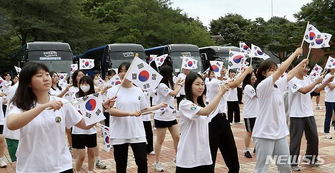 [무안=뉴시스] 2023전남민주시민토론학교 국외 캠프단 태극기 퍼포먼스. (사진=전남도교육청 제공). photo@newsis.com *재판매 및 DB 금지