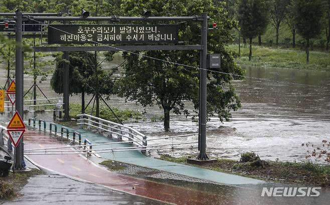 [서울=뉴시스] 정병혁 기자 = 많은 비가 내린 13일 오후 서울 구로구 도림천 전광판에 호우주의보 발령으로 인한 하천이용 금지 안내문이 나오고 있다. 2023.07.13. jhope@newsis.com