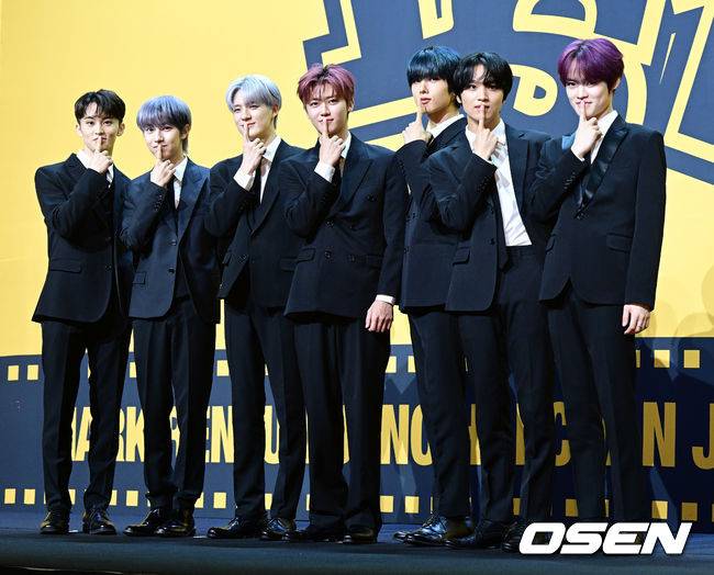 [OSEN=지형준 기자] 17일 오후 서울 송파구 잠실 롯데호텔 월드에서 NCT DREAM(엔시티 드림) 정규 3집 ‘ISTJ’ (아이에스티제이) 발매 기념 기자간담회가 열렸다.타이틀 곡 ‘ISTJ’는&nbsp;히트메이커&nbsp;KENZIE(켄지)가 작사,&nbsp;작곡에 참여한 하이브리드 힙합 댄스 곡으로,&nbsp;가사에는&nbsp;MBTI의 정형화된 틀을 깨고, ISTJ인 상대를 해석하는 나만의 방법을 가졌다는&nbsp;ENFP의 자신감에 찬 이야기를 담았으며, NCT DREAM의 에너제틱한 매력도 만날 수 있다.NCT DREAM 마크, 런쥔, 제노, 재민, 지성, 해찬, 천러가 포토타임을 하고 있다. 2023.07.17 /jpnews@osen.co.kr