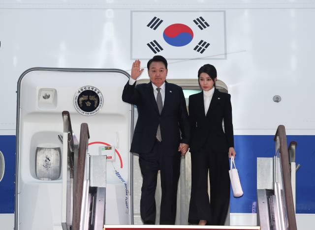 ▲리투아니아에서 열린 북대서양조약기구(NATO·나토) 정상회의와 폴란드·우크라이나 방문을 마친 윤석열 대통령이 17일 성남 서울공항을 통해 귀국, 공군 1호기에서 내리며 인사하고 있다. ⓒ연합뉴스