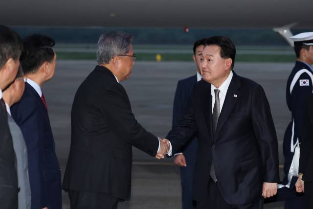 ▲리투아니아에서 열린 북대서양조약기구(NATO·나토) 정상회의와 폴란드·우크라이나 방문을 마친 윤석열 대통령이 17일 성남 서울공항을 통해 귀국, 박진 외교부 장관과 악수하고 있다. ⓒ연합뉴스