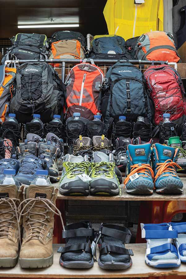 깨끗하게 샤워를 마친 등산용품들이 새 주인을 기다리고 있다.