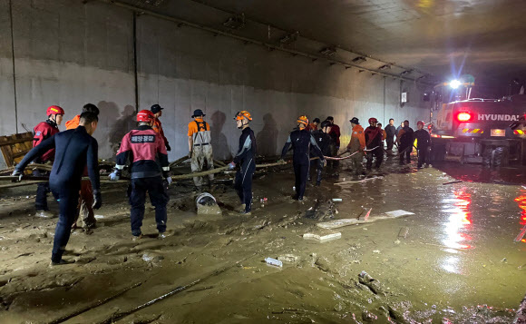 해양경찰청 중앙해양특수구조단이 17일 폭우로 침수된 충북 청주 오송읍 궁평2 지하차도에서 소방 등 관계기관과 함께 실종자 수색을 하고 있다. 사진=해양경찰청 제공