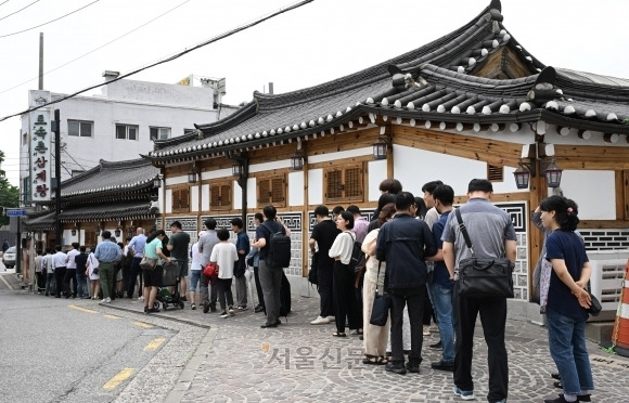 초복을 하루 앞둔 10일 오전 서울 종로구 한 삼계탕집을 찾은 사람들이 줄지어 서 있다. 2023.7.10 도준석 기자