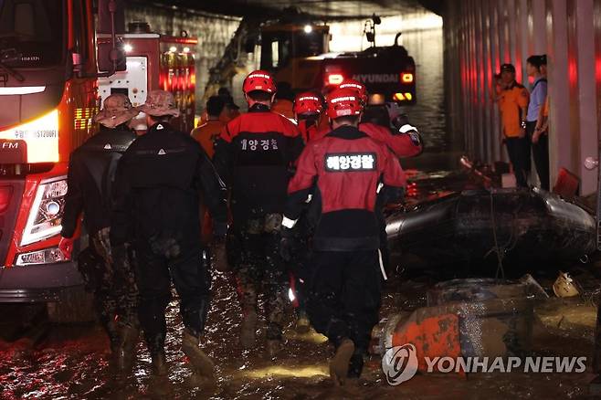 궁평２지하차도 내부로 들어가는 구조대원들 (청주=연합뉴스) 최재구 기자 = 미호천 제방 유실로 침수된 충북 청주시 오송읍 궁평2지하차도에서 16일 밤 해양 경찰 등 구조대원들이 도보 수색을 하고 있다. 2023.7.17 jjaeck9@yna.co.kr