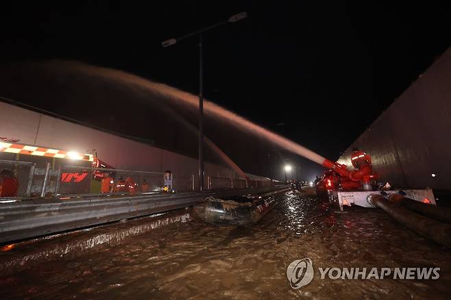 배수작업 이어지는 궁평２지하차도 (청주=연합뉴스) 최재구 기자 = 미호천 제방 유실로 침수된 충북 청주시 오송읍 궁평2지하차도에서 16일 밤 해양 경찰 등 구조대원들이 배수 작업을 하고 있다. 2023.7.16 jjaeck9@yna.co.kr