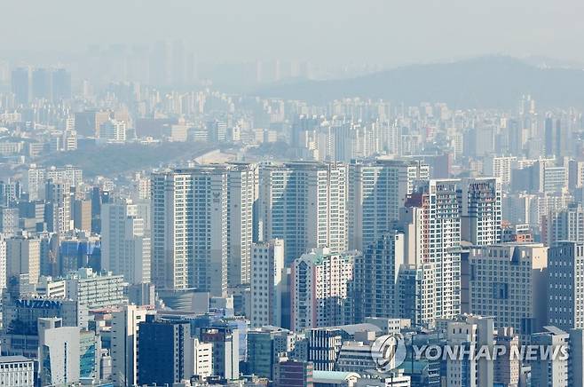 남산에서 바라본 서울 강북 지역 아파트들 [연합뉴스 자료사진]