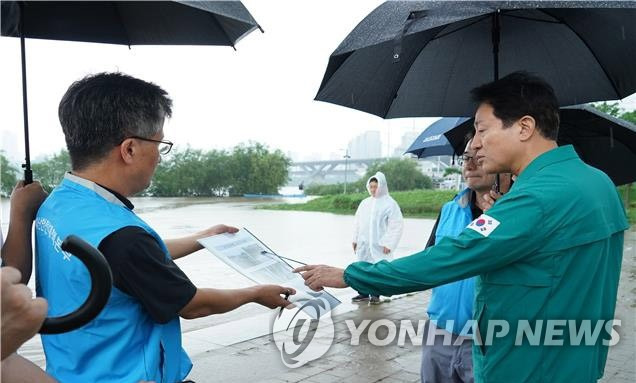 오세훈 서울시장, 한강공원 침수피해 점검 (서울=연합뉴스) 오세훈 서울시장이 16일 연일 이어진 집중호우로 침수된 서울 광진구 뚝섬한강공원 수변예술무대 일대와 뚝섬안내센터를 찾아 피해 상황과 통제 현황을 점검하고 있다. 2023.7.16 [서울시 제공. 재판매 및 DB 금지] photo@yna.co.kr