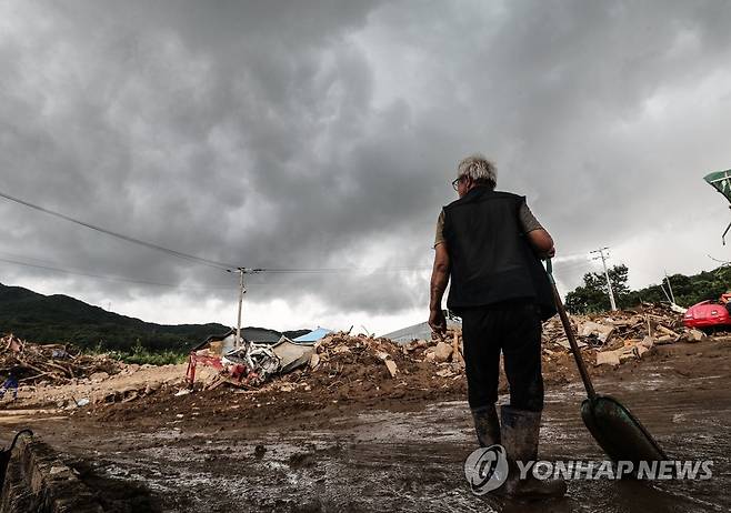 '비 내리면 안 되는데 (예천=연합뉴스) 윤관식 기자 = 17일 오후 경북 예천군 감천면 진평2리 산사태 현장에서 한 주민이 다가오는 비구름을 바라보고 있다.
 이날 오후 예천군은 집중호우가 내리는 일부 지역에 대해 안전 안내 문자를 발송했다. 
 2023.7.17 psik@yna.co.kr