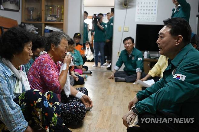 산사태 피해 주민들 격려하는 윤석열 대통령 (예천=연합뉴스) 진성철 기자 = 윤석열 대통령이 17일 경북 예천군 감천면 벌방리 산사태 피해 현장을 찾아 임시거주시설로 마련된 노인회관에서 주민들을 만나고 있다. 2023.7.17 [대통령실 제공. 재판매 및 DB 금지] zjin@yna.co.kr