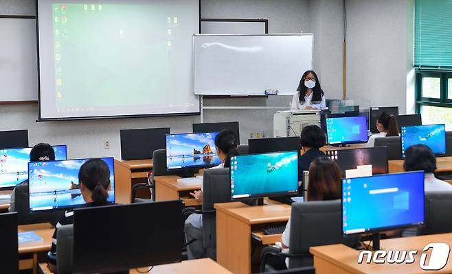 경기도 안성시 삼죽면 하나원에서 북한 이탈주민들이 IT 교육을 받고 있다. /뉴스1 ⓒ News1 사진공동취재단