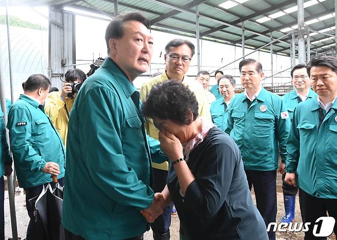 윤석열 대통령이 18일 오후 집중호우 피해를 입은 충남 공주 탄천면 한우 축산농가를 찾아 피해 주민을 위로하고 있다. (대전충남사진공동취재단) 2023.7.18/뉴스1 ⓒ News1 김기태 기자