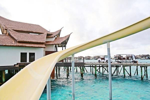 슬라이드를 갖춘 오버워터빌라&nbsp;(사진. 김관수)