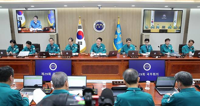 윤석열 대통령이 18일 서울 용산 대통령실 청사에서 열린 국무회의를 주재하고 있다. /뉴시스