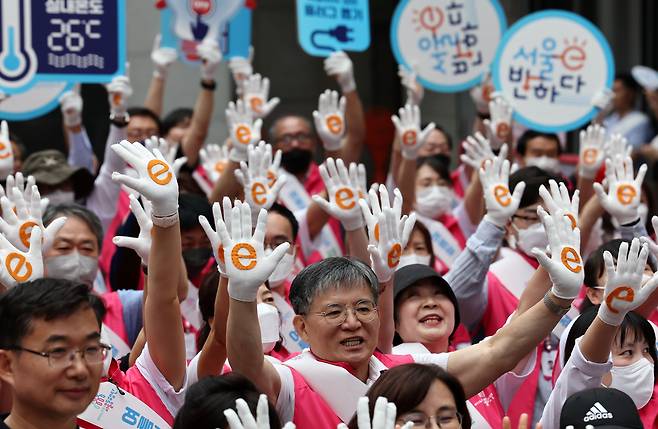 지난달 20일 오후 서울시 명동거리에서 서울시 및 산업통상자원부 등 관계자들이 여름철 에너지절약 합동 캠페인 ‘서울e 반하다’를 진행하고 있다. /연합뉴스