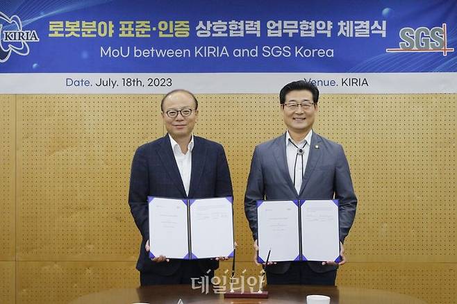 한국로봇산업진흥원 손웅희 원장(오른쪽)과 SGS Korea 이인섭 대표가 서명한 협약서를 들고 기념사진을 촬영하고 있다.ⓒ한국로봇산업진흥원