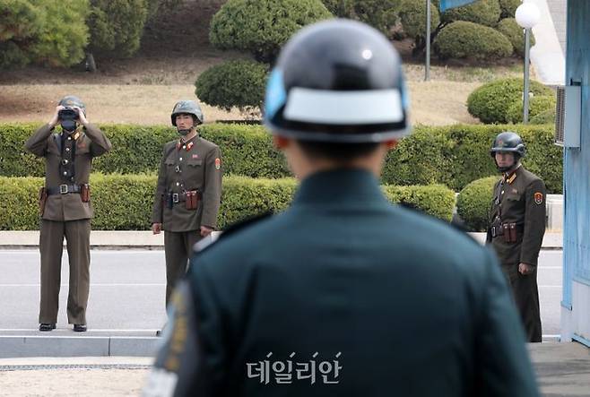 경기도 파주시 비무장지대 내 판문점 공동경비구역(JSA)에서 북한군 경비병들이 군사분계선 앞에 서서 근무를 서고 있다(자료사진). ⓒ뉴시스