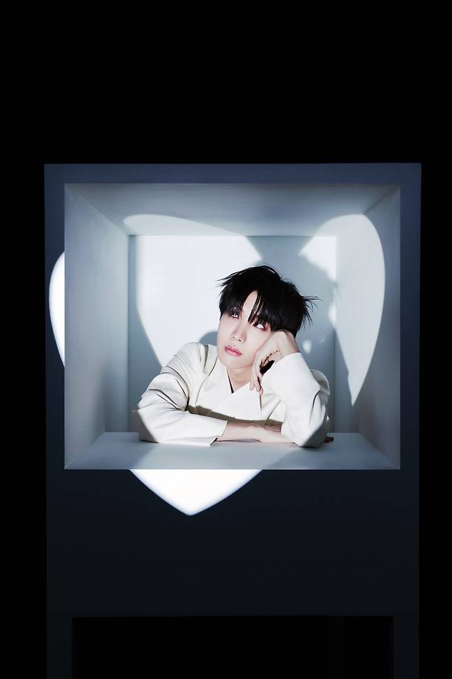 BTS J-Hope expressed a conflicting image.J-Hope posted the first concept photo of the solo album Jack In The Box, Hope Edition on its official SNS on the 18th.J-Hope revealed himself inside and outside the box, which means that he will no longer be restricted by location and will unleash the music world to his hearts content.Jack in the Box is J-Hopes first solo album released last year; it was in the form of a BlaBlaBus album, so no physical CD was provided; it will be reborn as a physical album in about a year.It contains a total of 15 tracks, including 10 songs including the double title songs Burning Fire and More, three live songs from Lollapalooza and two instrumental songs.Big Hit Music said, J-Hope participated in the production of the album before joining the army so that more fans could enjoy Jack in the Box.