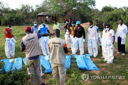 지난 5월11일(현지시간) 케냐 동남부 말린디에 있는 기쁜소식 국제교회 인근 800에이커(약 323만7000㎡) 규모의 샤카홀라 숲에서 현지 경찰 범죄수사대 및 법의학 조사관들이 "예수를 만나려면 굶어 죽어라"는 사이비 교주의 강요에 금식하다 사망한 신도들의 시신을 분류하고 있다.[로이터 연합뉴스 자료사진]